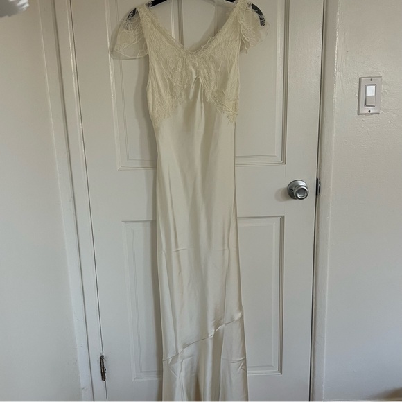 Elegant Ivory Lace Evening Gown - Picture 1 of 5